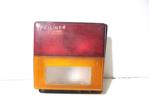 Tail light on trunk lid - 811945094