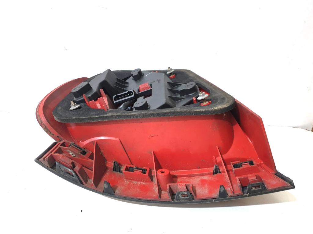 AUDI A4 B5/8D (1994-2001) Rear Right Taillight Lamp 25907875