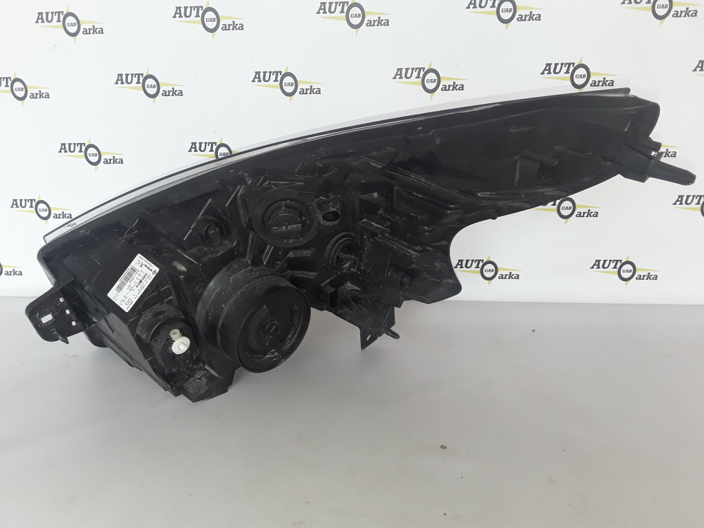 OPEL Vivaro B (2014-2019) Front Right Headlight 260102107R 23775449