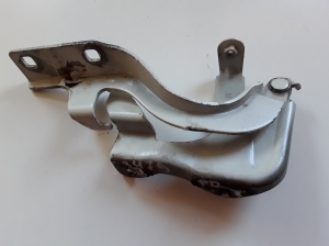   Engine cover hinge 