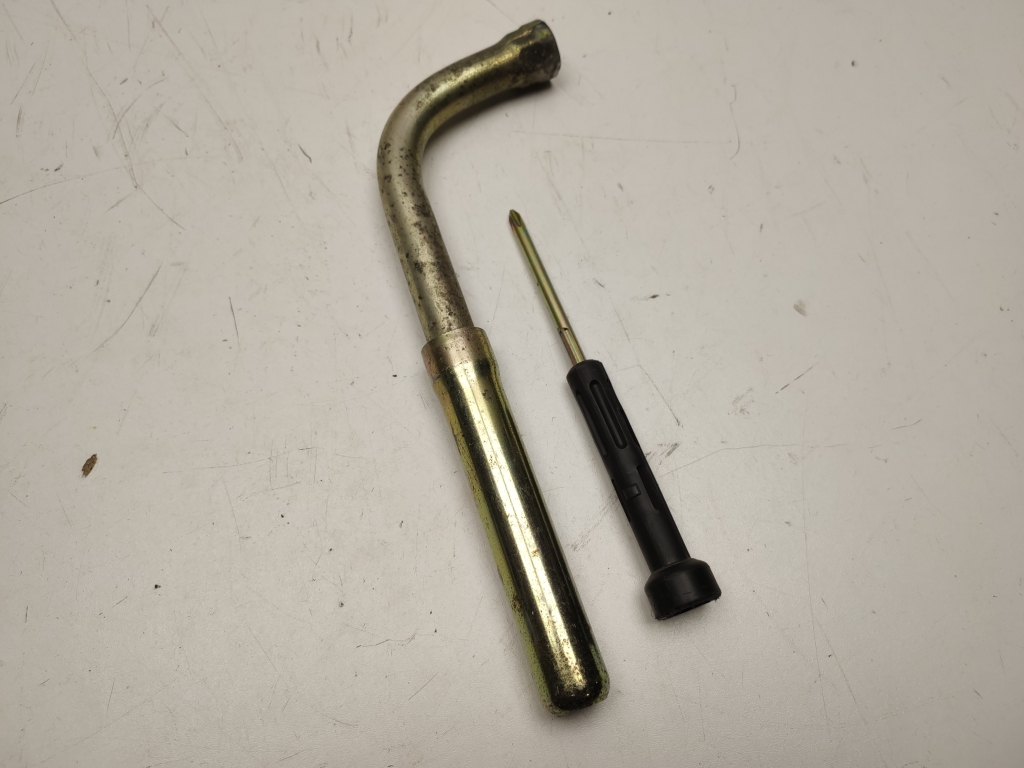 Mercedes Benz C-Class 204 (2007–2014) Reserveradschlüssel A1635810001 Mercedes Benz C-Class 204 (2007–2014) Reserveradschlüssel A1635810001