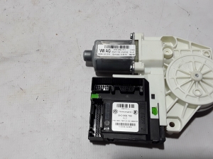 Volkswagen Caddy IV (2015–2020) Front door window regulator motor 2K5959701 - 2
