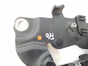  Engine cover hinge 