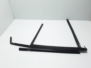   Rear side door seal on the door  - 32274531 