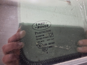 Land Rover Range Rover III (2002–2012) Aizmugurējo sānu durvju trīsstūrveida stikls LR021068 - 2