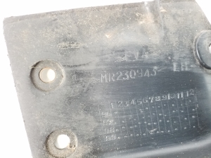 Mitsubishi Pajero Sport I (1996–2009) Dubļu sargs MR230943 - 3