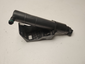   Headlamp spray nozzle 