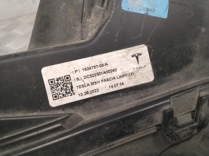 Tesla Model 3 3 (2016–2024) Front-Nebelscheinwerfer 162479700A - 3
