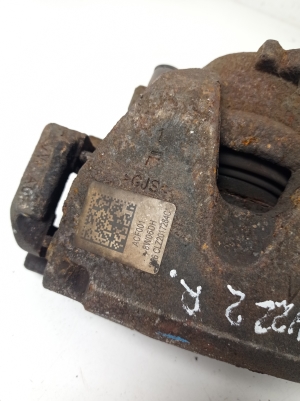 AUDI A4 B9 (2015–2026) Front brake caliper 8W0615124 - 4