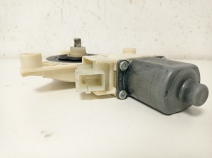 Mercedes Benz A-Class 176 (2012–2018) Front door window regulator motor A2469065200 - 2
