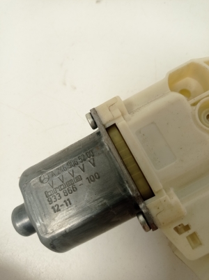 Mercedes Benz A-Class 176 (2012–2018) Front door window regulator motor A2469065200 - 3