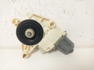 Mercedes Benz A-Class 176 (2012–2018) Front door window regulator motor A2469065200 - 4