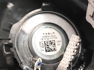 Tesla Model Y Y (2020–2026) Esiukse kõlar 1079741-00-A - 3
