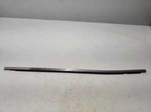 Aizmugurējo sānu durvju stikla ārējā līste - 828200823R