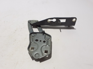  Engine cover hinge 