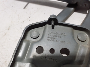  Engine cover hinge 