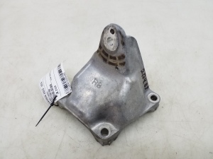   Engine holder 