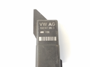 Volkswagen Golf VI (2008–2013) Glow plug relay 038907281D - 3