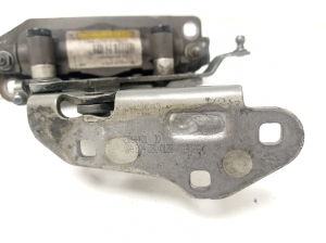  Engine cover hinge 