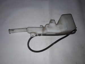   Scheibenwaschbehälter vorne  - 8260A001 