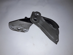  Engine cover hinge 