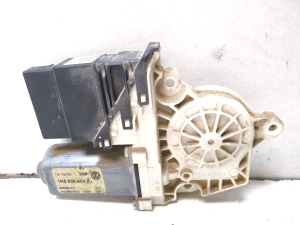 Aizmugurējo sānu durvju logu pacēlāja motors - 1K5839402A 983517200 F005S00207