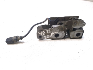 Skoda Yeti (2009–2017) Hood latch 5L0823509A - 4