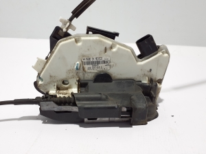 Volkswagen Amarok I (2010–2022) Rear side door lock 2H0839015E - 4