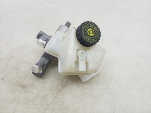  Master cylinder 