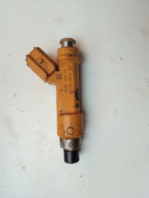 TOYOTA Yaris (2005–2011) Injektor Einspritzdüse 2325040020 - 2