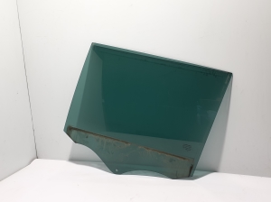   Rear side door glass  - 823018937R 