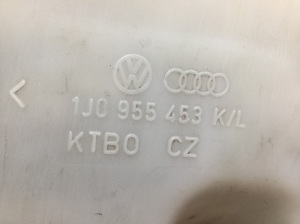 Volkswagen Golf IV (1997–2003) Scheibenwaschbehälter vorne 1J0955453 - 2