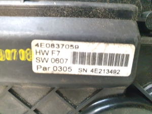 AUDI A8 D3 (2002–2010) Rear side door soft-close actuator 4E0837059 - 3
