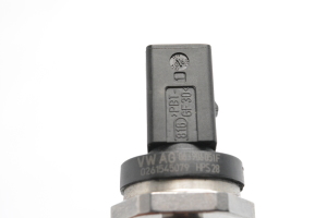 AUDI A3 8V (2012–2020) Fuel rail pressure sensor 06J906051F - 2