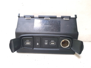 Hyundai Santa Fe (2018–2026) USB-Anschluss 96120S1100 - 3