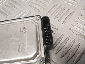 Tesla Model Y Y (2020–2026) Pimeda nurga radar Distronic 110864700D - 3
