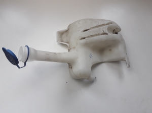 Front washer fluid reservoir - CN1517618AA