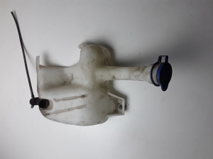 Front washer fluid reservoir - CN1517618AA