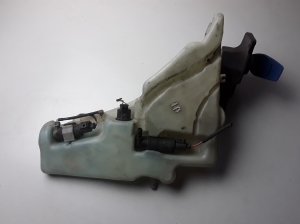 AUDI A4 B8 (2007–2016) Front washer fluid reservoir 8T0955453C - 3