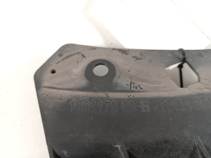 Tesla Model 3 3 (2016–2024) Esikaitseraua kinnitus 108417000B - 3