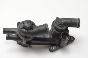Volkswagen Golf VI (2008–2013) Thermostatgehäuse 03C121026AC - 4