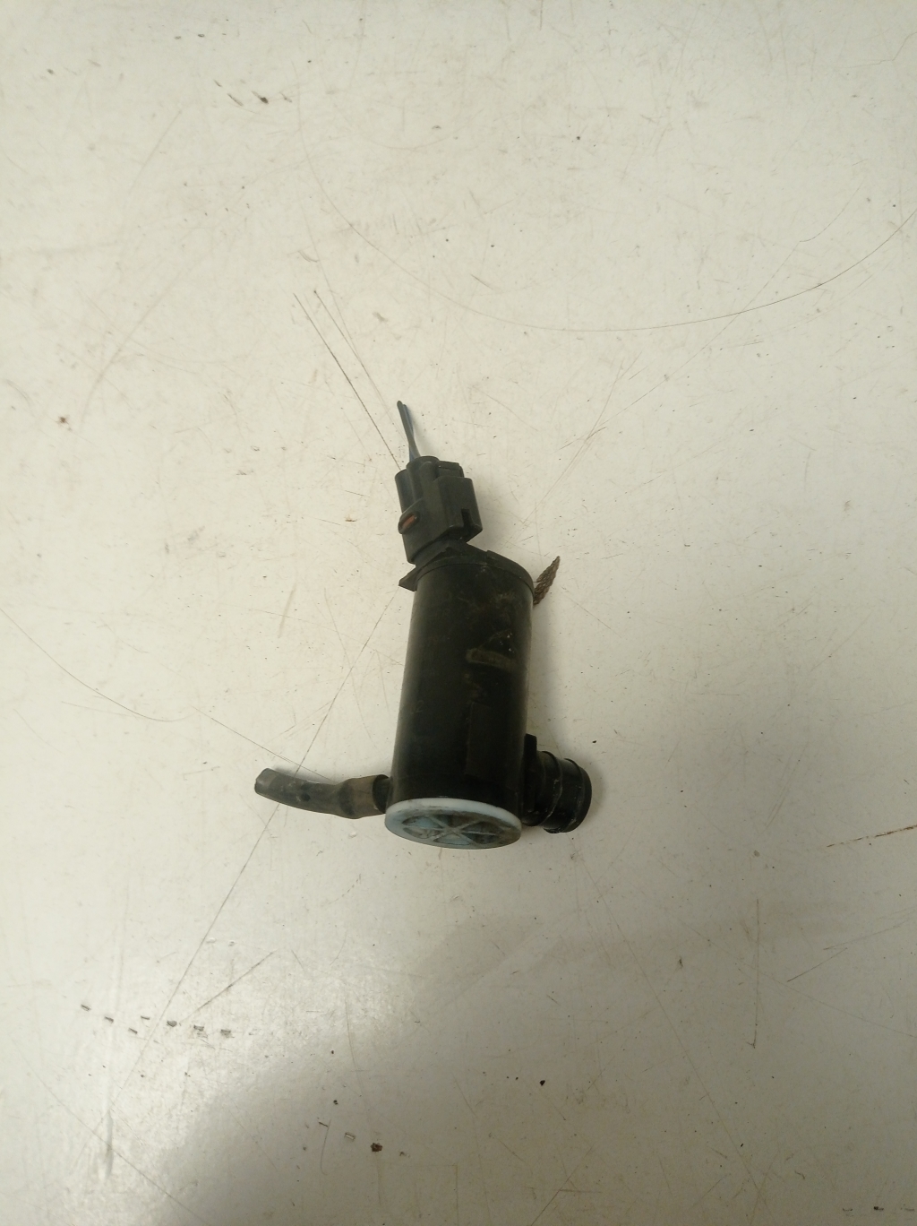 Kia Sportage (2010–2016) Front windshield washer pump 985102S100