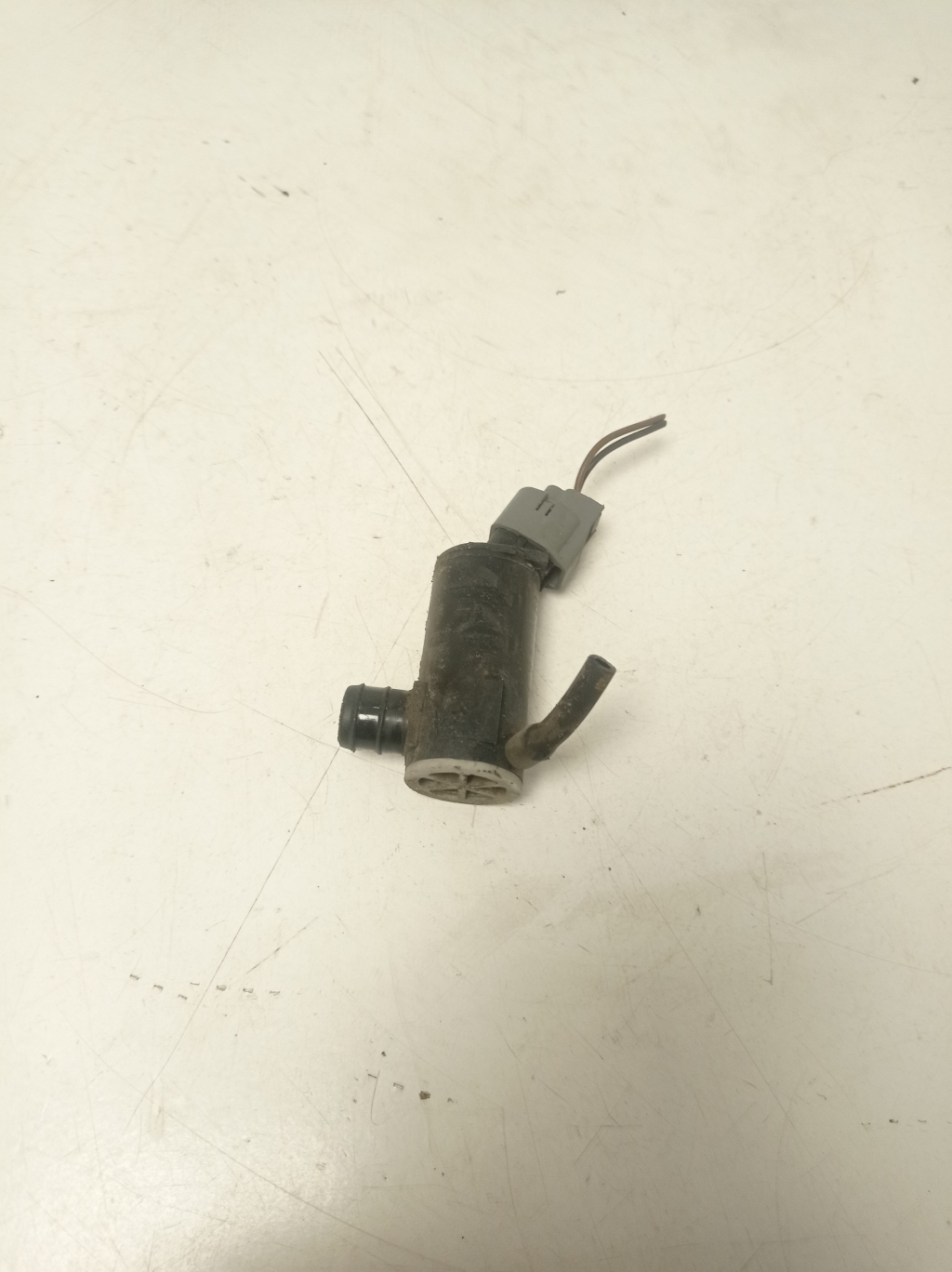 Kia Sportage (2010–2016) Front windshield washer pump 985102S000 Kia Sportage (2010–2016) Front windshield washer pump 985102S000