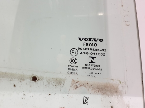 VOLVO V60 (2018–2026) Rear side door glass - 2