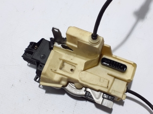 VOLVO V60 (2018–2026) Rear side door lock 32131410 - 3