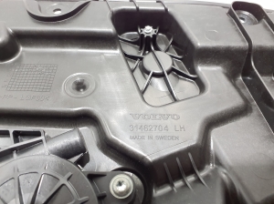 VOLVO V60 (2018–2026) Front door window regulator 31462704 - 4