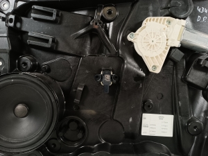 Mercedes Benz CLA-Class W117 (2013–2019) Priekšējo durvju logu pacēlājs un tā daļas - 2
