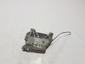   Engine holder 