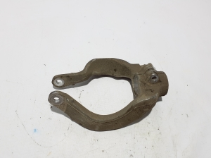 Front shock absorber bracket - LR105283