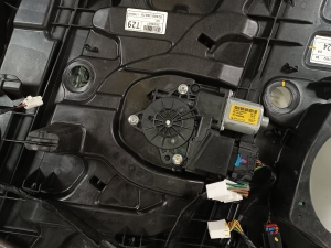 Hyundai Santa Fe (2012–2018) Fensterheber Tür vorne und seine Teile - 3